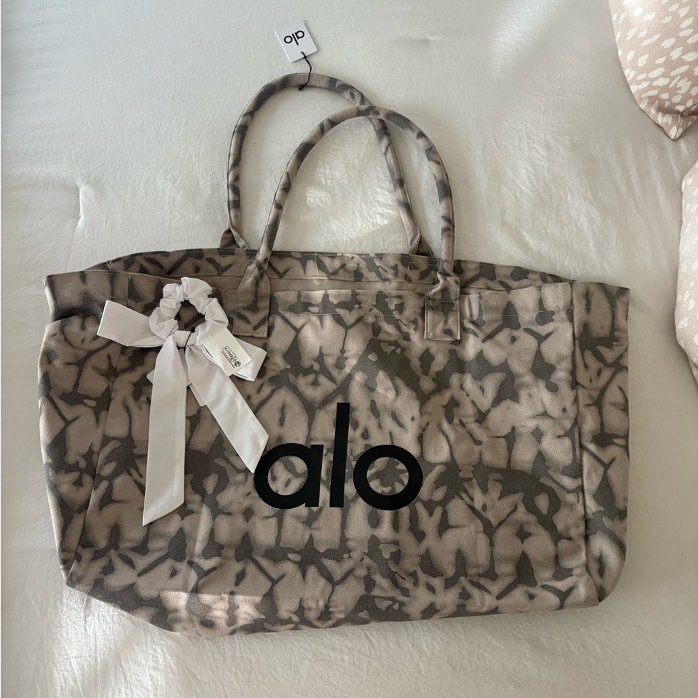 NWY ALO Yoga White Ribbon Scrunchie & Grey Tie Dye Bag Set